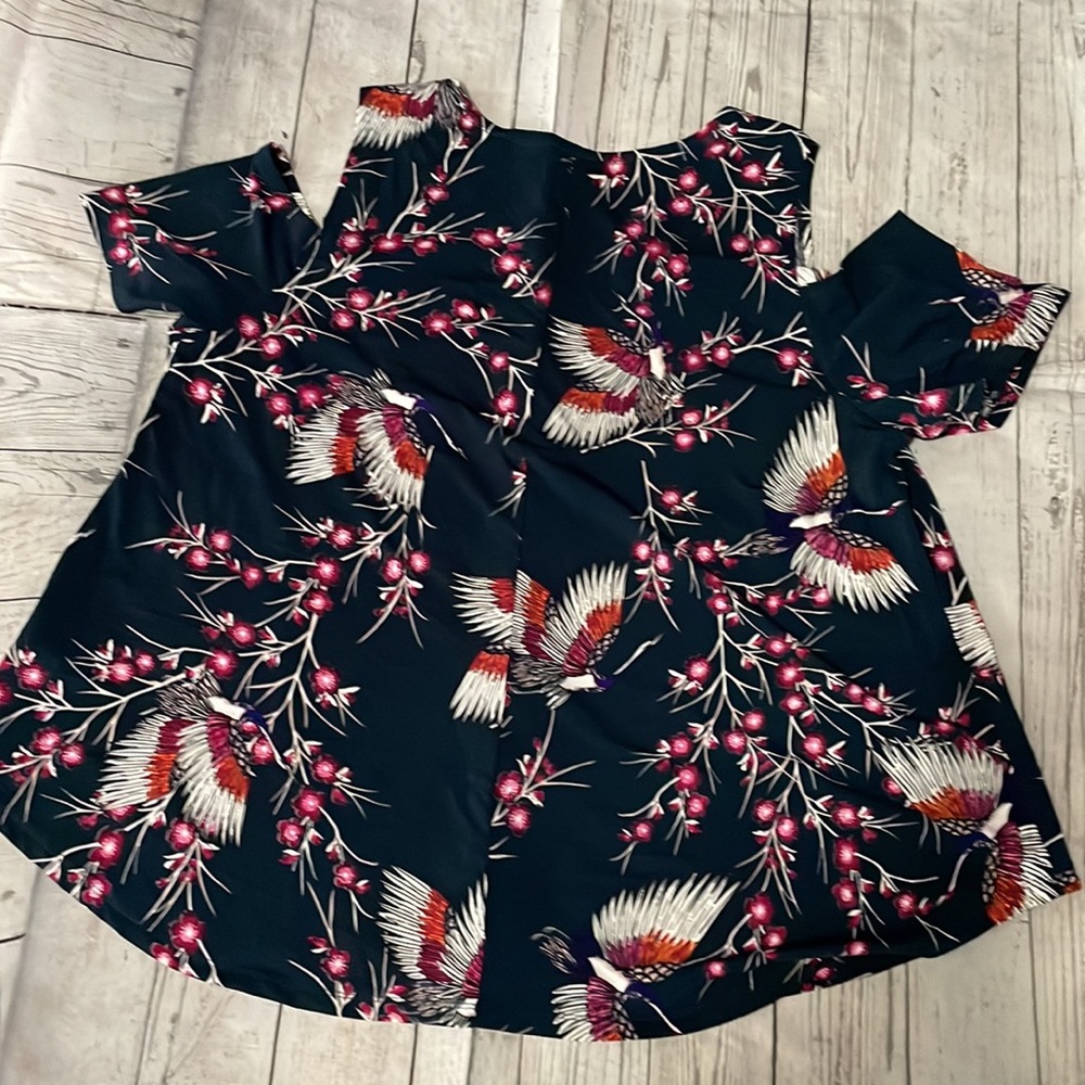Avenue hunter, green fuchsia pink birds cold shoulder SS Top Size 22/24 - Picture 2 of 3